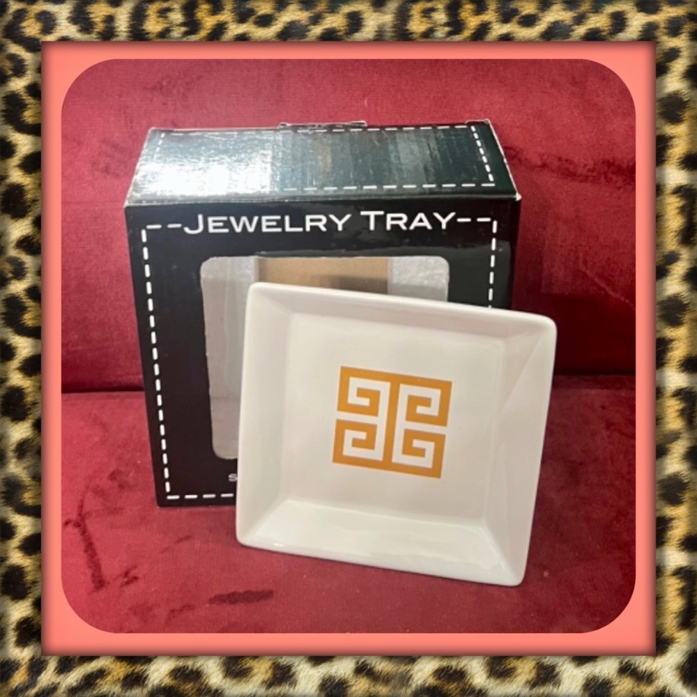 👑✅PRICE FIRM✅ White and Gold Small Jewelry Tray. Brand New!